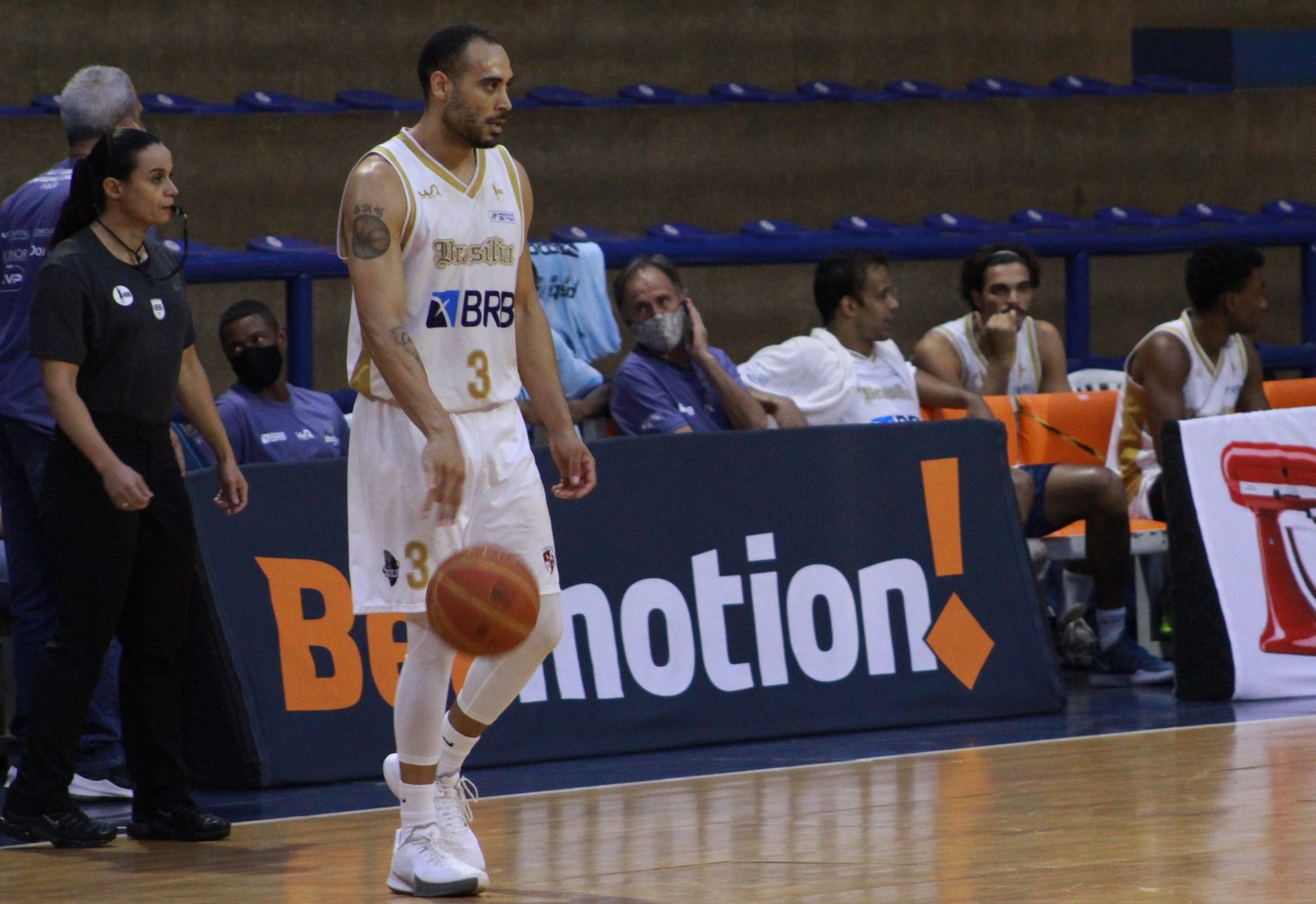 Diretor da Unifacisa arremata a bola do jogo do NBB em leilão da Liga  Nacional de Basquete, nbb