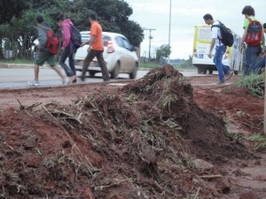 Passageiros desembarcam na estrada e ainda enfrentam falta de calçadas