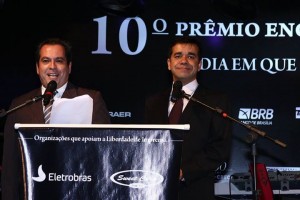 A entrega do prêmio ficou sobre a responsabilidade dos atores Adriano Siri e Jovane Nunes. Crédito: Reprodução/ Facebook