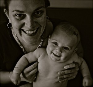 Fundadora do projeto, Thaís Cimino com o filho