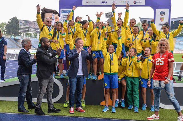Na frança, o colégio Ensino Certo foi campeão da primeira Eurocopa escolar