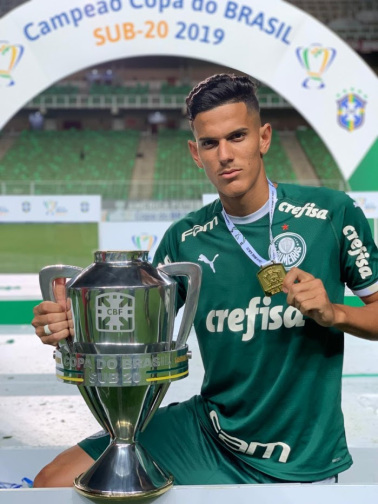 Helder com a taça da copa do Brasil de 2019.